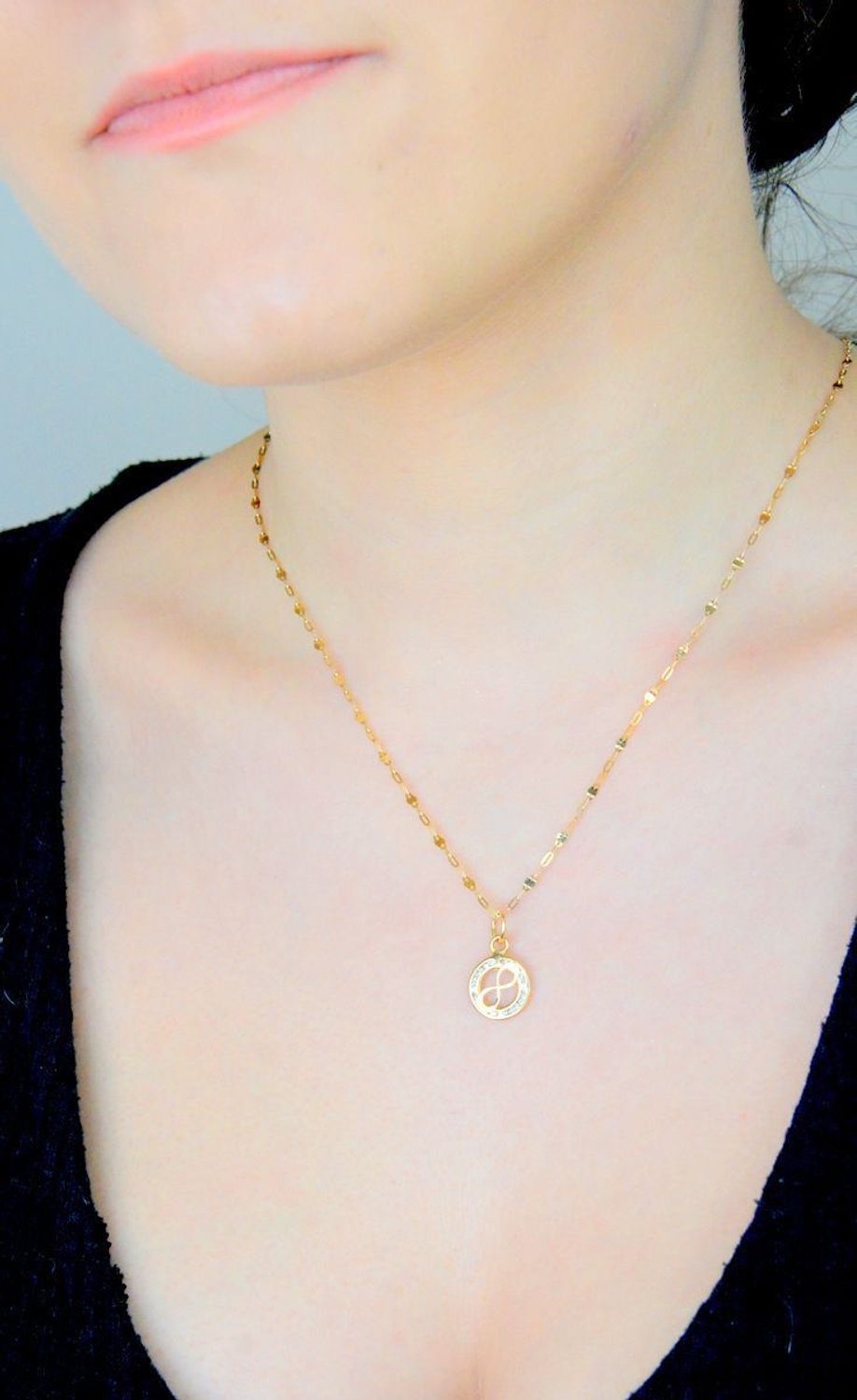 Zawieszka złota Nieskończoność w okrągłej oprawie próba 585 ZA 5497C 585.  Zawieszka z nieskończonością. Modna złota zawieszka . Złota zawieszka kokarda. Hit tiktoka.  Biżuteria na prezent. 1.jpg